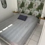 Face à La *